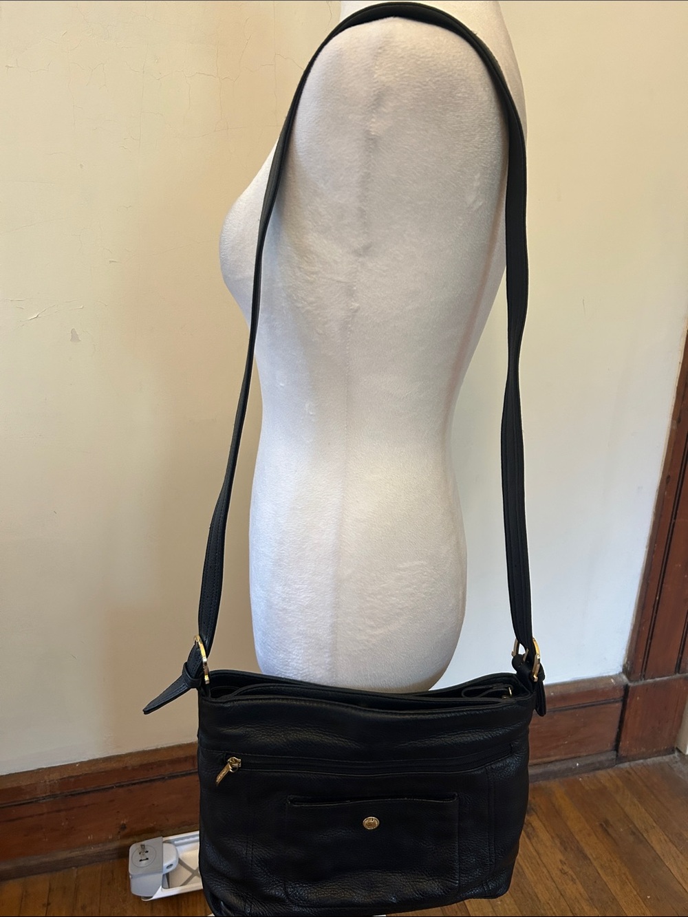 Stone & Co Classic Black Leather Crossbody Bag Gold Hardware EUC - Picture 2 of 11